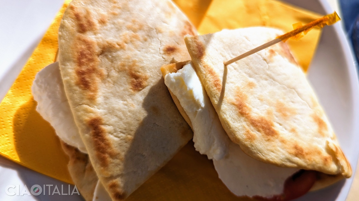 Piadina umplută cu mozzarella și roșii