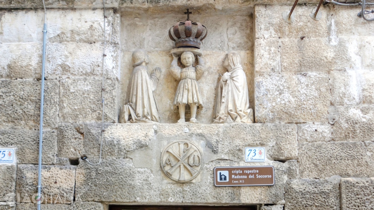 Deasupra intrării &icirc;n cripta Madonna del Soccorso este o sculptură a lui Stefano da Putignano.