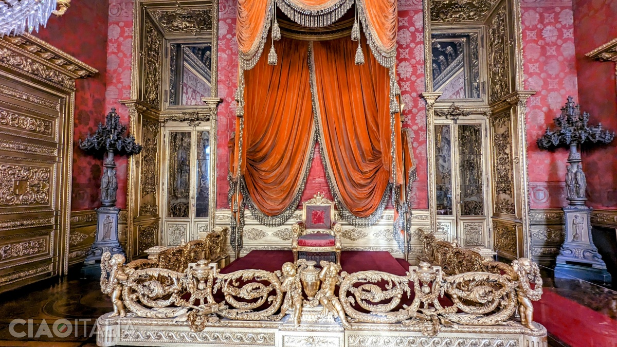 Sala tronului. Balustrada din lemn sculptat și aurit, decorată cu frunze de acant, vase, porumbei și îngerași, a fost realizată în anul 1789.