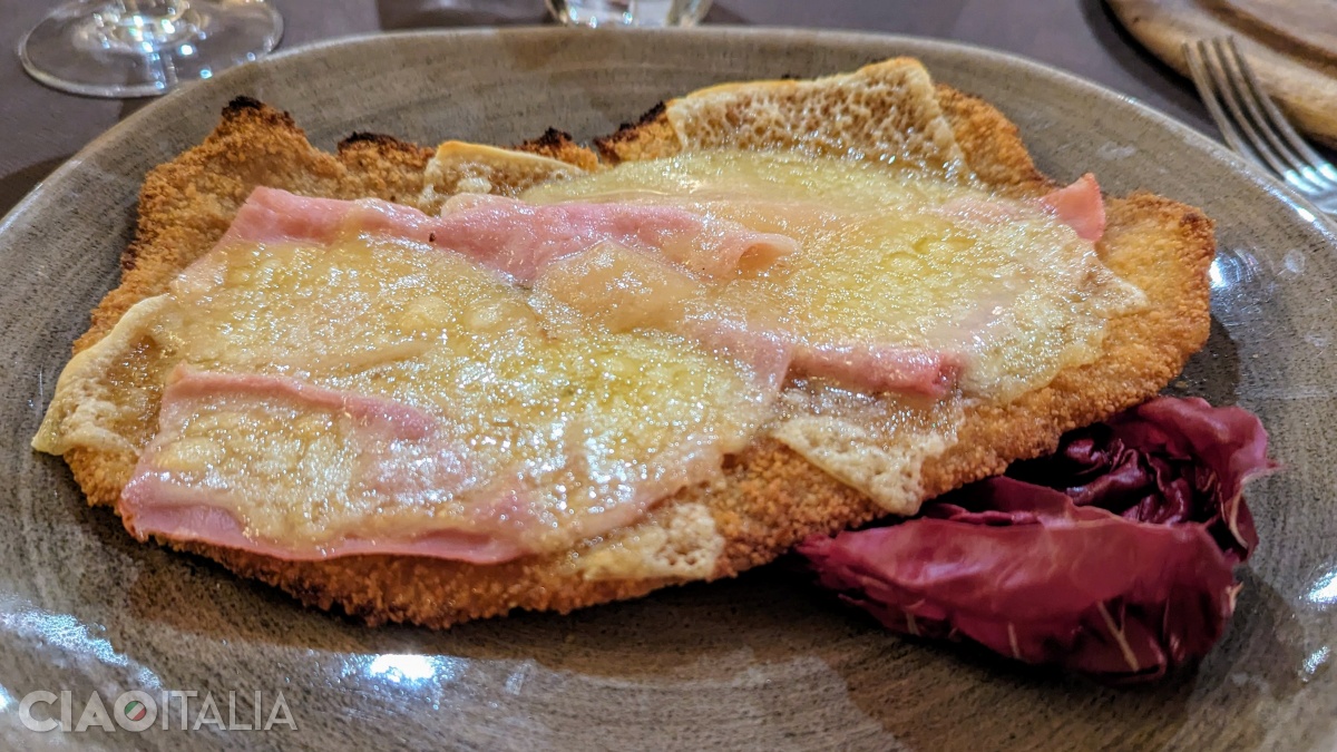 Cotoletta alla valdostana (varianta în care șunca și brânza se adaugă peste carnea prăjită)