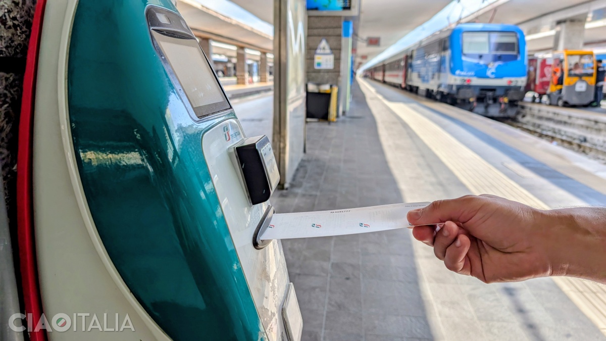 Dacă ai cumpărat bilet fizic, nu uita să-l validezi înainte de urcarea în tren!