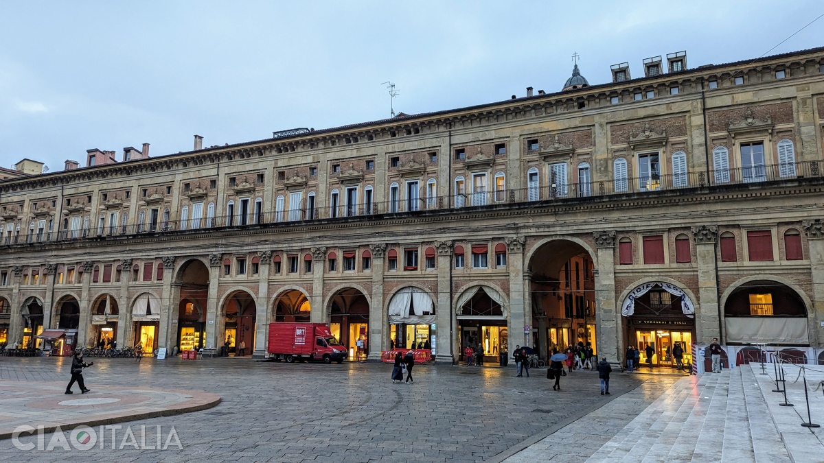 Dincolo de Palazzo dei Banchi se află Il Quadrilatero, zona cea mai animată din Bologna.
