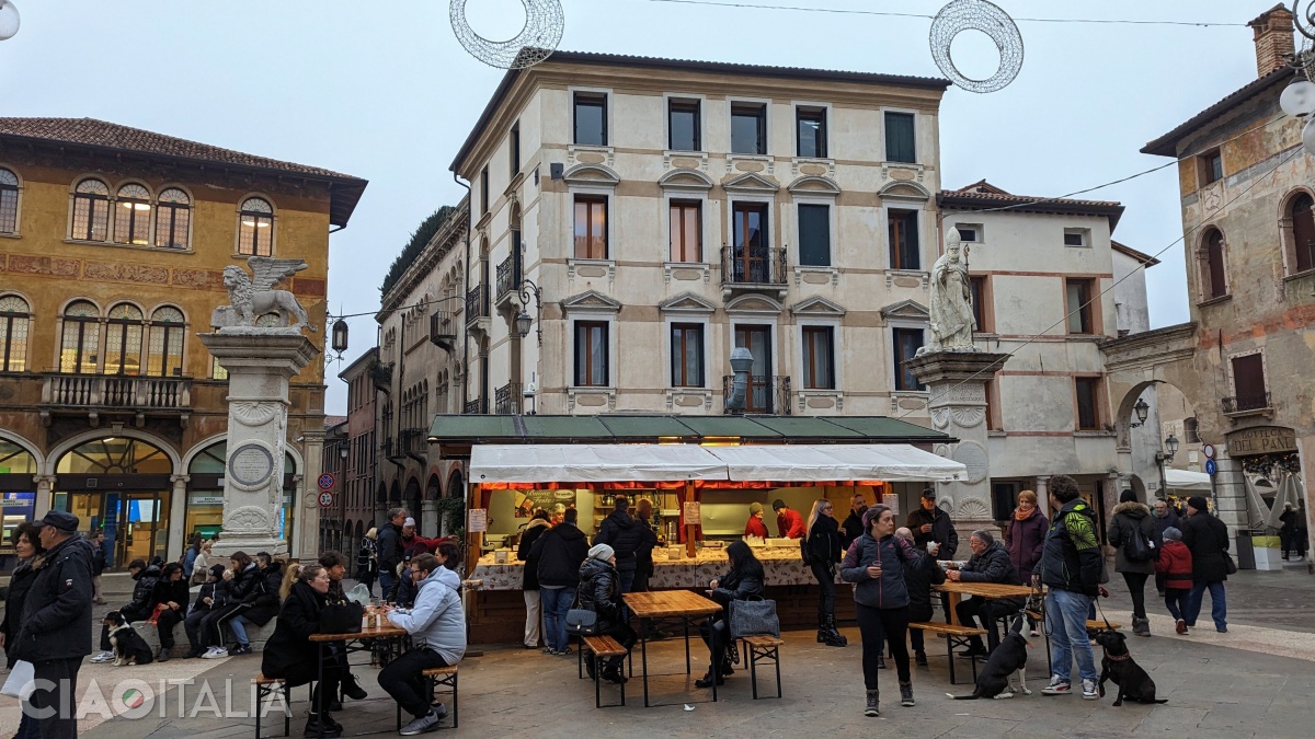Cele două coloane au &icirc;n v&acirc;rf statuia leului Sf&acirc;ntului Marcu și pe cea a Sf&acirc;ntului Bassiano.
