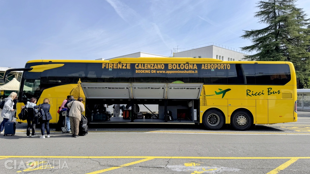 Un shuttle bus asigură legătura între aeroportul din Bologna și Florența.
