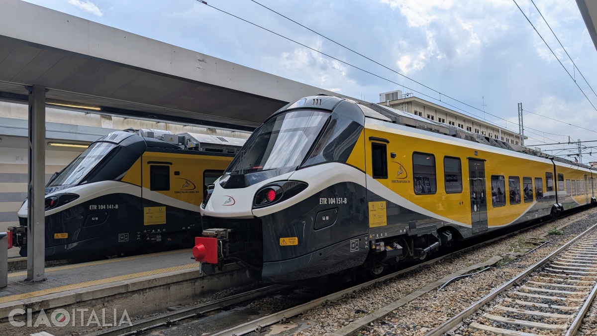 Tren al societății Ferrotramviaria, în Stazione Centrale din Bari