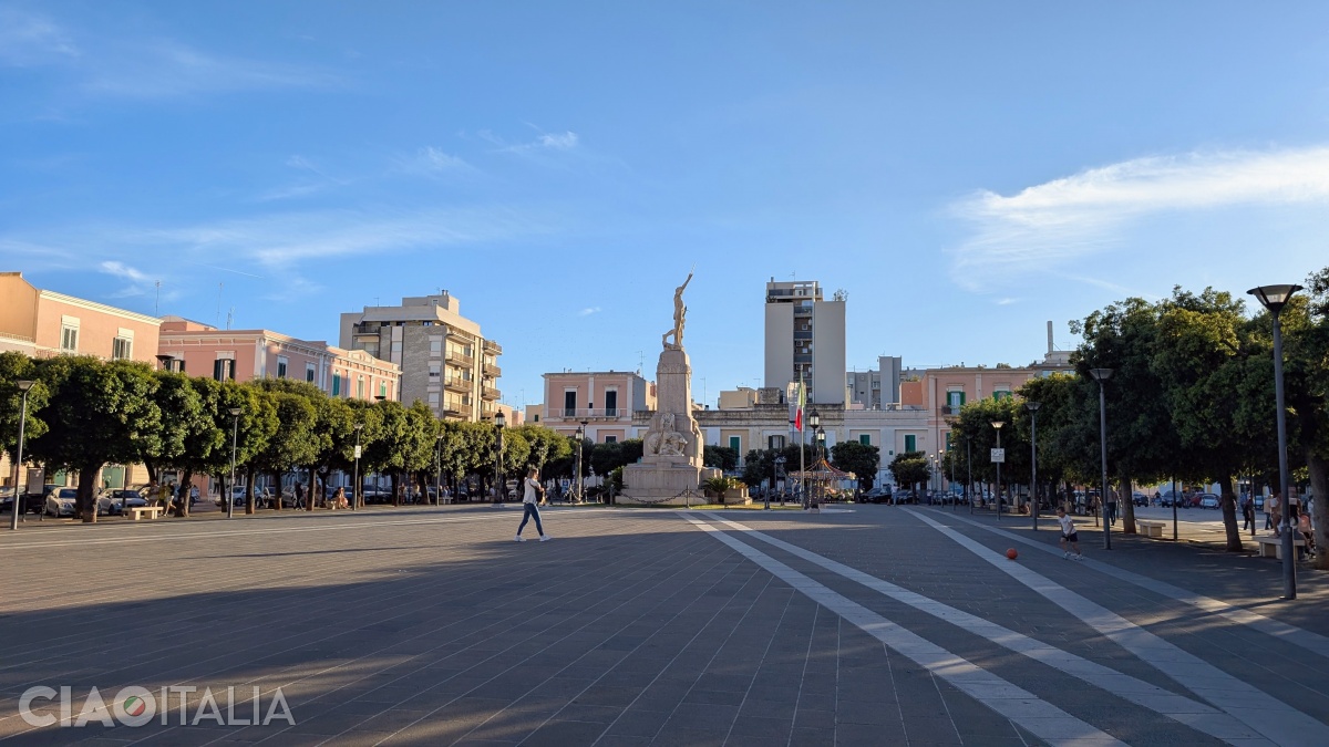 &Icirc;n Piazza Vittorio Emanuele II se &icirc;nalță un monument al eroilor căzuți &icirc;n Primul Război Mondial.
