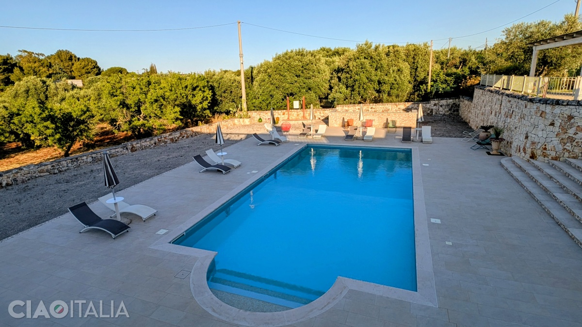 După mai multe ore de vizitat, te poți relaxa în piscina vilei.
