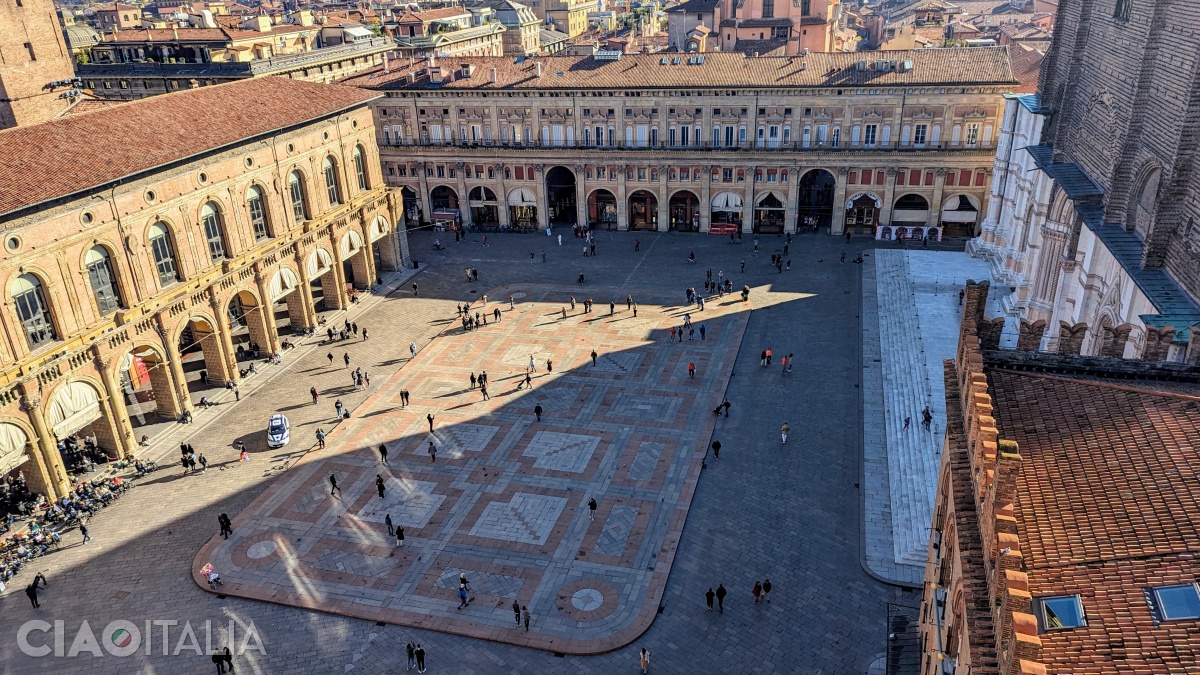 Piazza Maggiore văzută din Palatul Primăriei. De la stânga la dreapta: Palazzo del Podestà, Palazzo dei Banchi, fațada Bazilicii San Petronio și un colț din Palatul Notarilor.