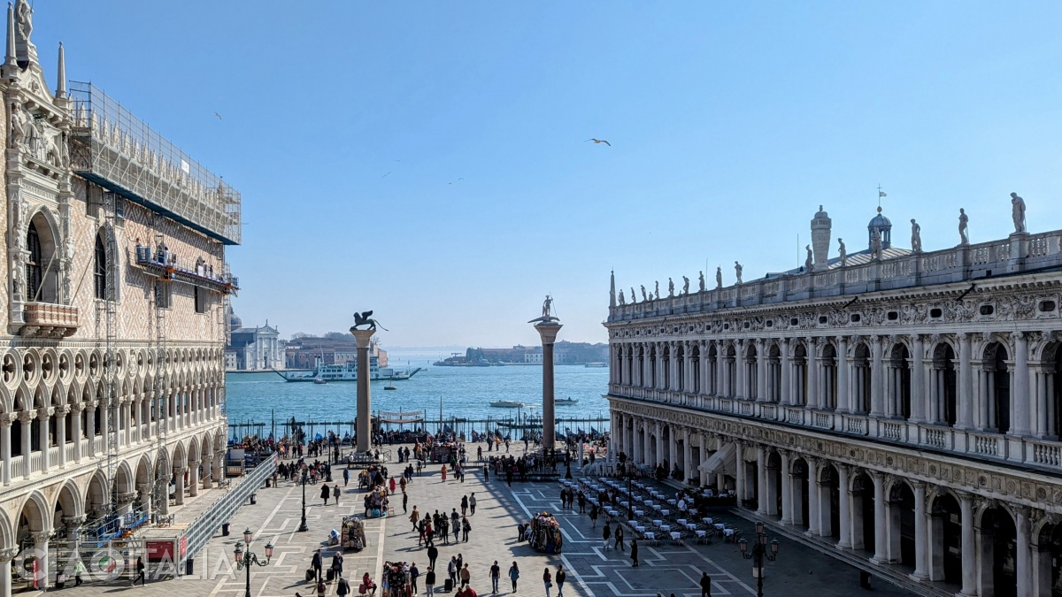 Piazzetta San Marco, cu Biblioteca San Marco (dreapta) și Palatul Dogilor (stânga)