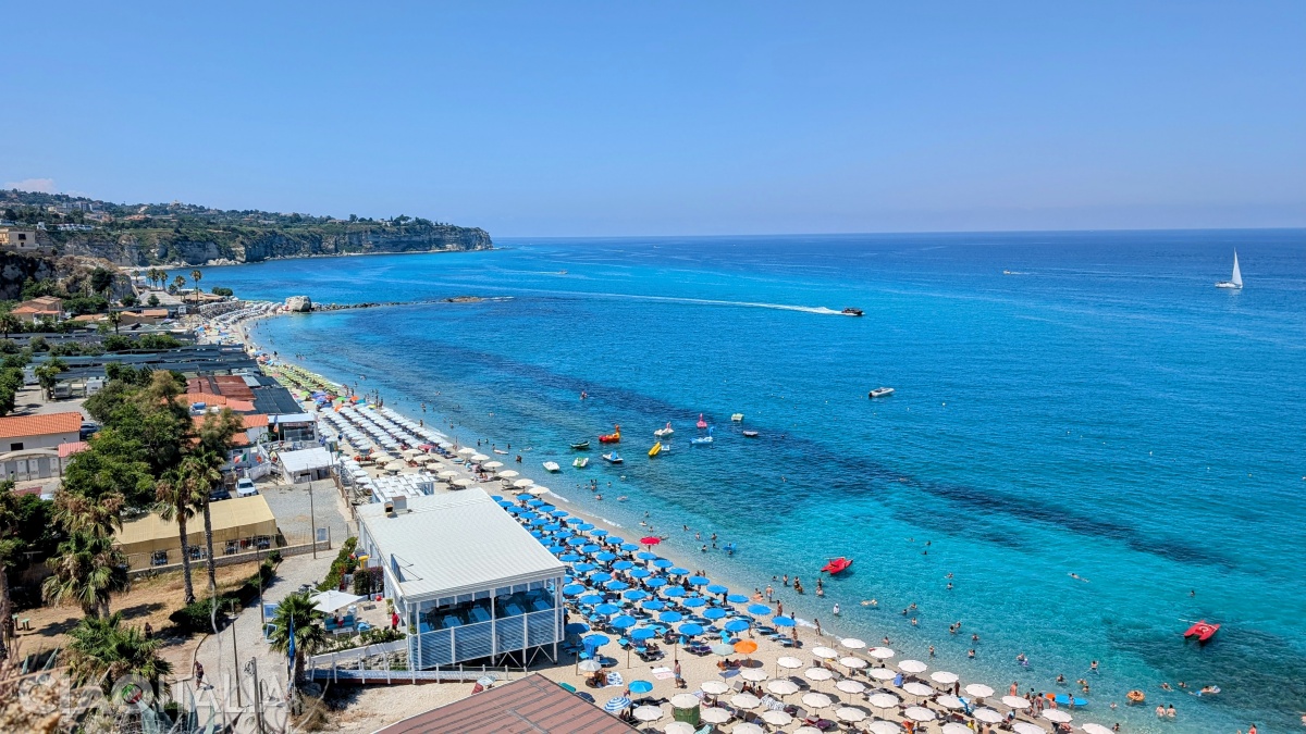 Plaja Mare Grande se întinde în stânga Sanctuarului Santa Maria dell'Isola.
