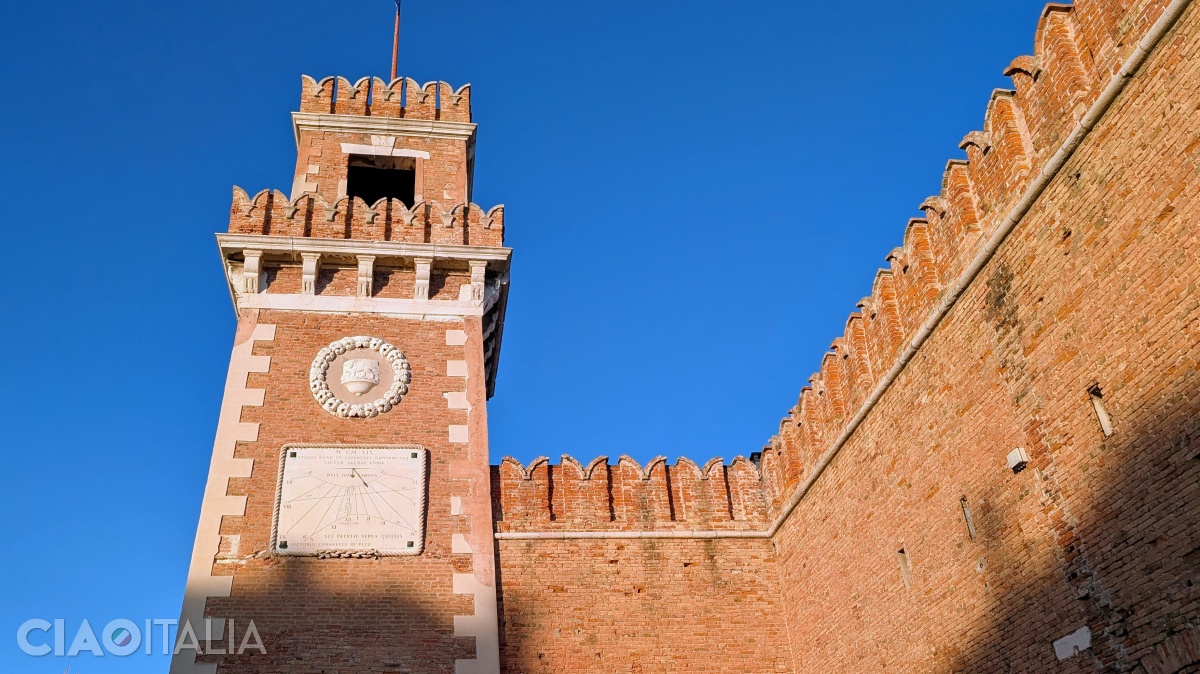 Pe turnul din dreapta se află un cadran solar și leul Sf&acirc;ntului Marcu.