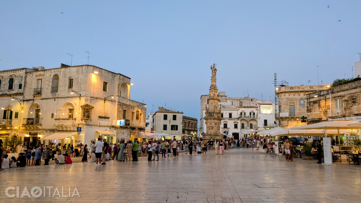Piazza della Libertà este inima orașului Ostuni.