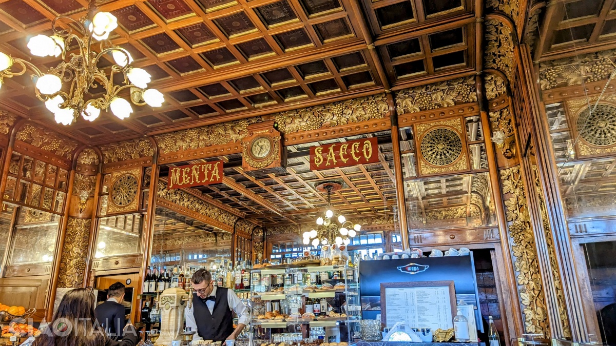 Interiorul cafenelei este decorat cu panouri din lemn sculptat.
