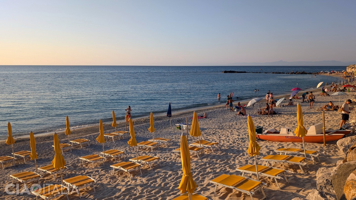 Pe Spiaggia del Convento, plajele private ("lido") alternează cu bucăți de plajă gratuită.