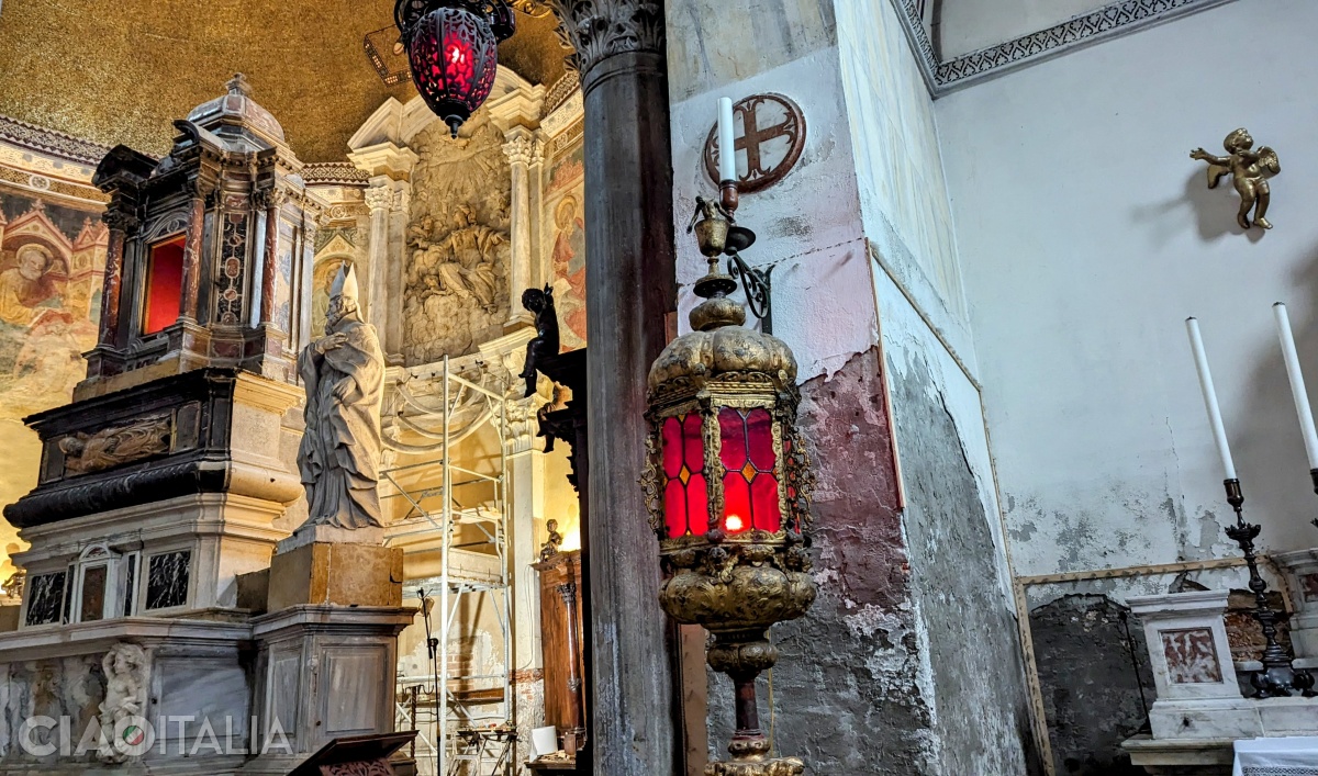 Conform legendei, oasele din spatele altarului i-ar aparține dragonului ucis de San Donato.