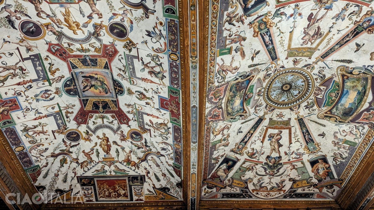 Tavanele pictate ale coridoarelor sunt o operă de artă în sine.