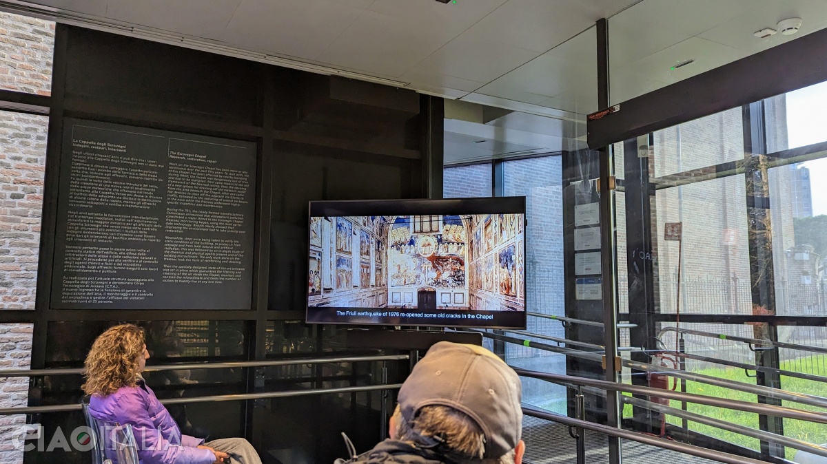 Vizita la Capela Scrovegni &icirc;ncepe cu un scurt film introductiv, &icirc;n camera de aclimatizare.