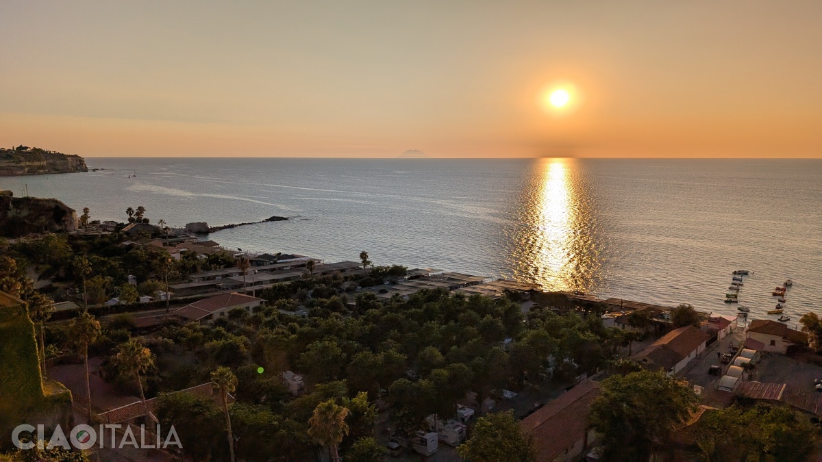 Vederea către zona de jos a orașului Tropea. La orizont se conturează forma insulei vulcanice Stromboli.