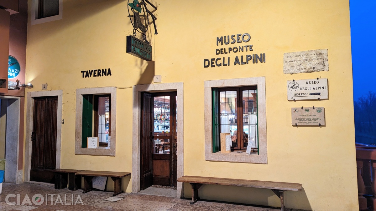 Intrarea &icirc;n muzeu se face prin restaurant.