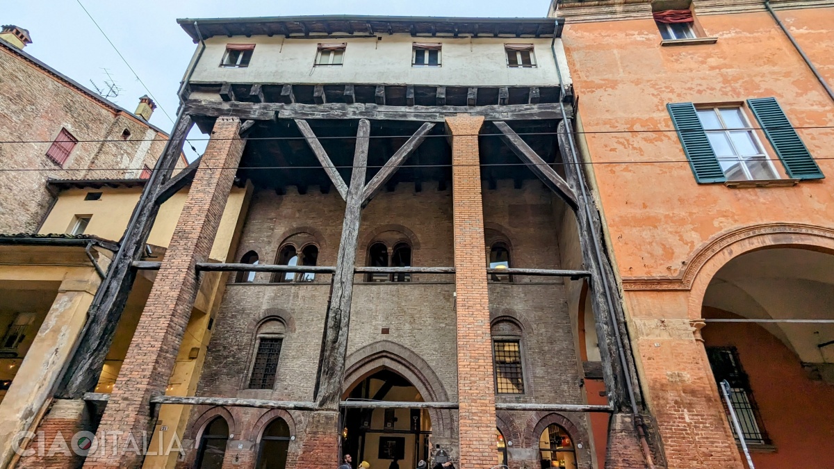 Porticul din lemn al Casei Isolani din Strada Maggiore