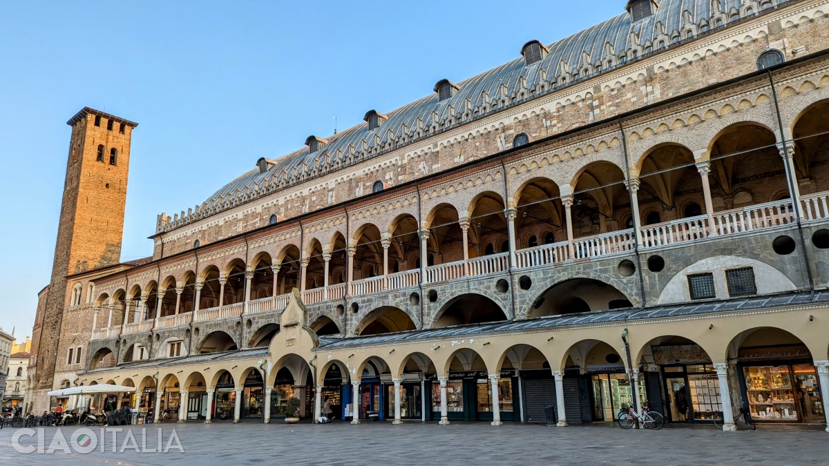 Palazzo della Ragione văzut dinspre Piazza della Frutta
