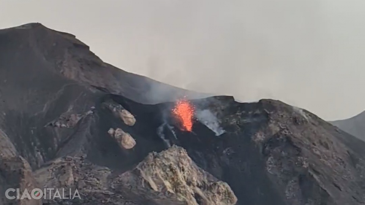 Vulcanul Stromboli erupe constant.