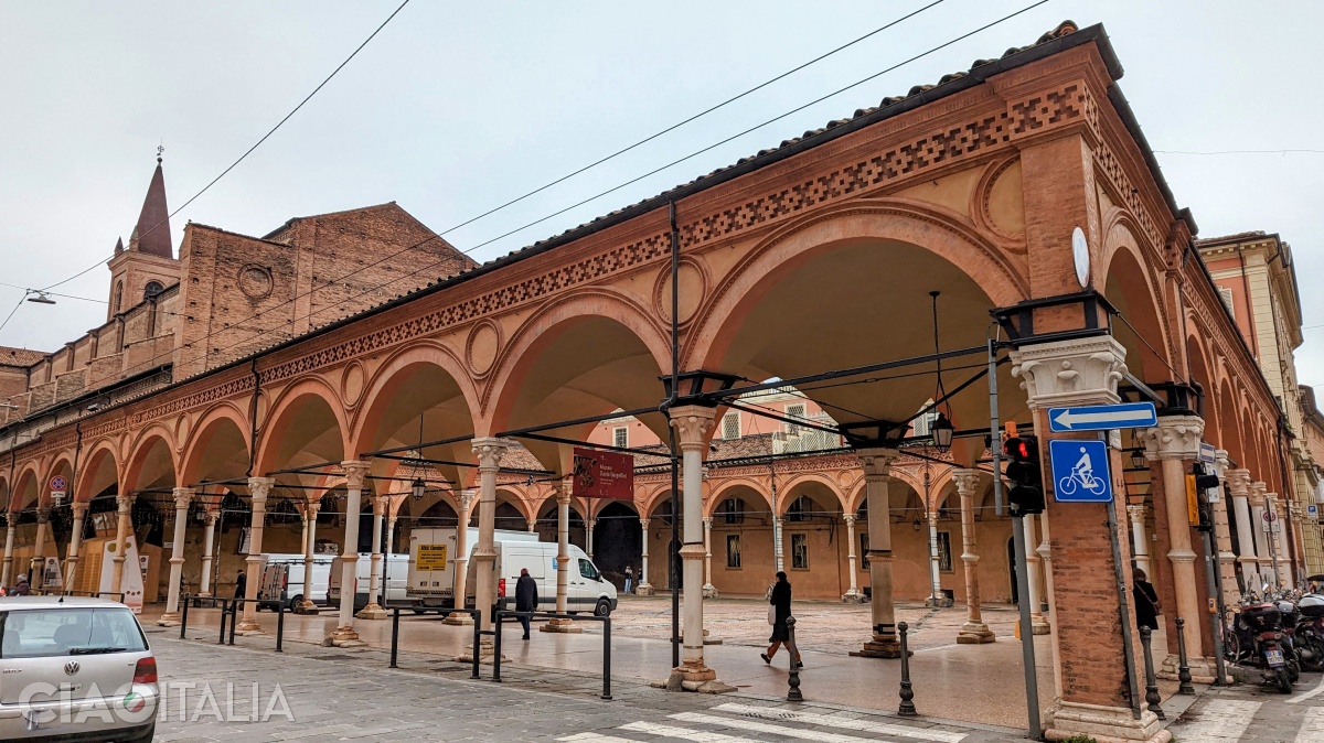 Porticul Bisericii Santa Maria dei Servi are patru laturi.