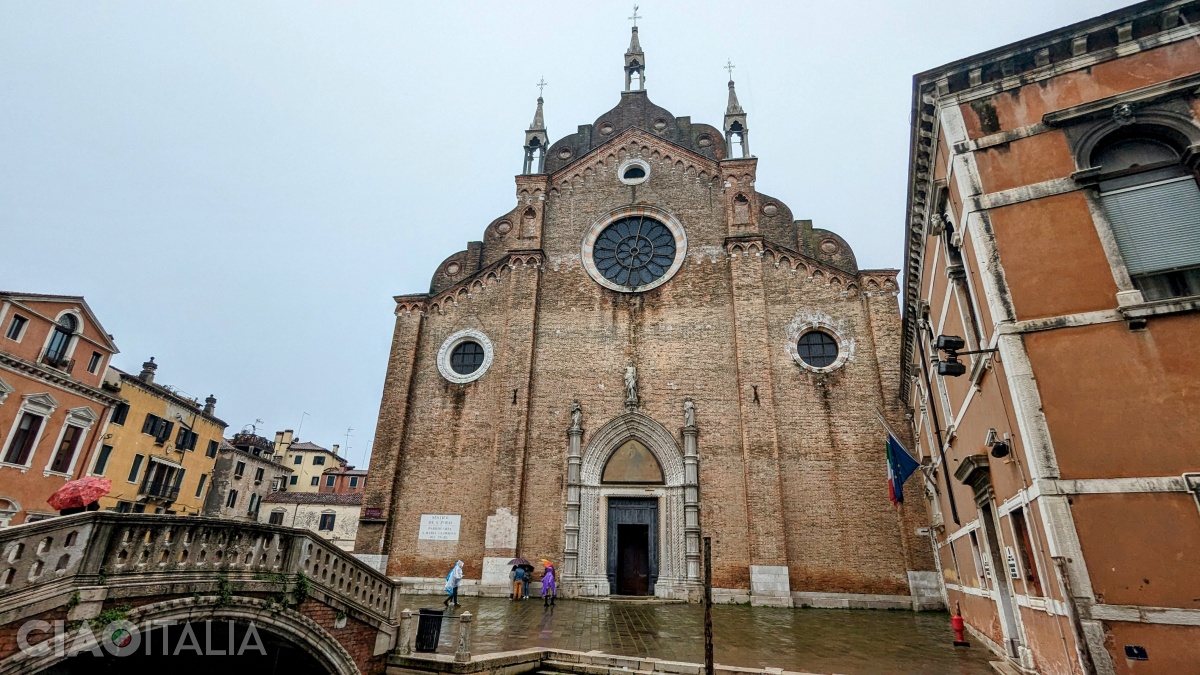Bazilica Santa Maria dei Frari se află în cartierul San Polo.
