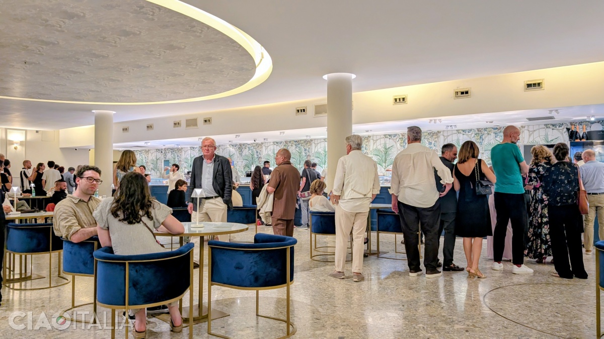 În pauzele de la spectacole, spectatorii se adună în cafenea sau în foaier.
