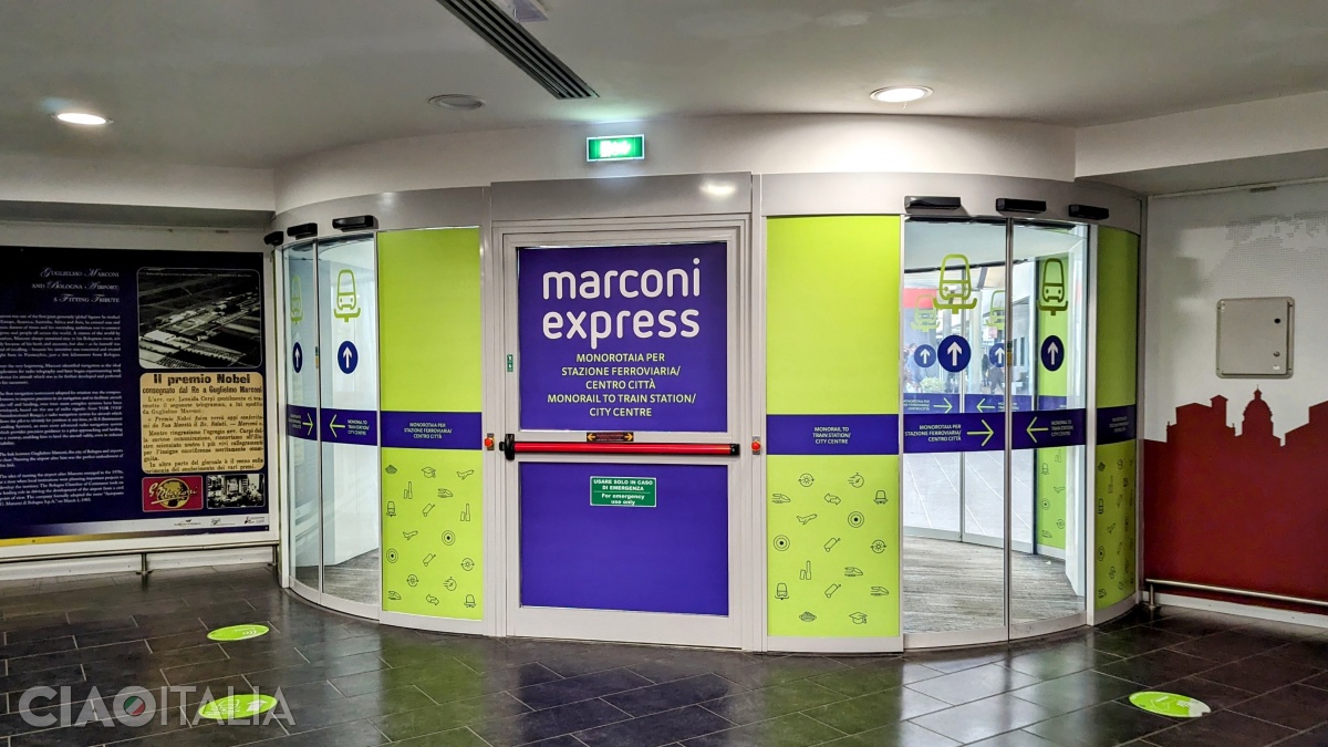 Ieșirea din aeroport spre stația trenului Marconi Express