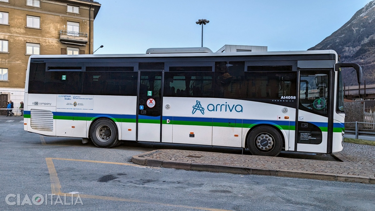 Autobuz Arriva în autogara din orașul Aosta
