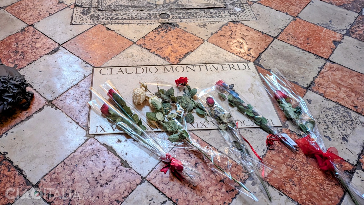 Compozitorul Claudio Monteverdi este înmormântat în Bazilica dei Frari, la Veneția.