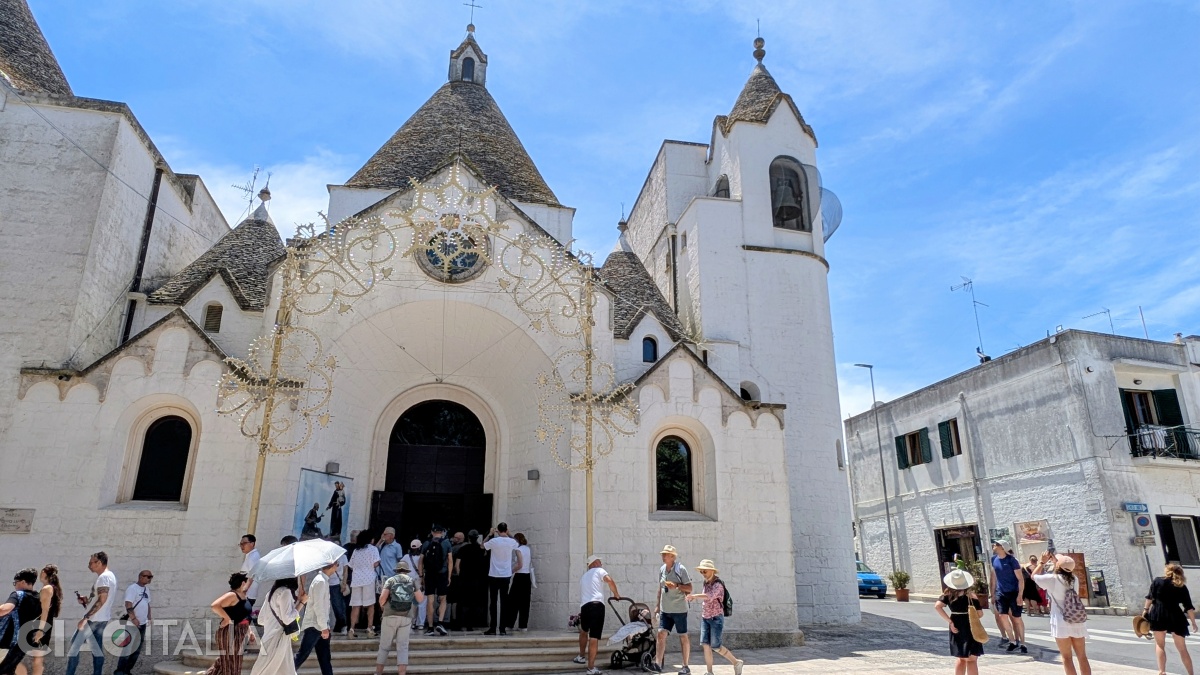 Biserica Sant'Antonio da Padova are formă de trullo.