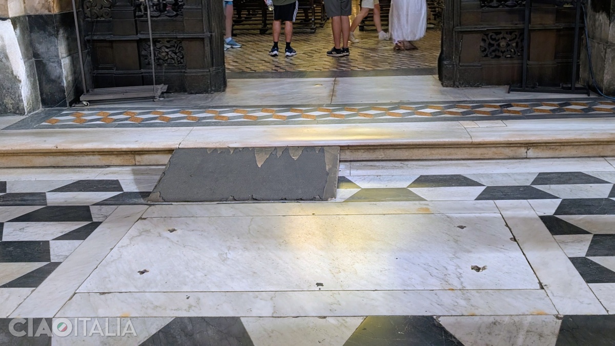 Lespedea sub care, conform tradiției, se află mormântul pictorului Domenichino