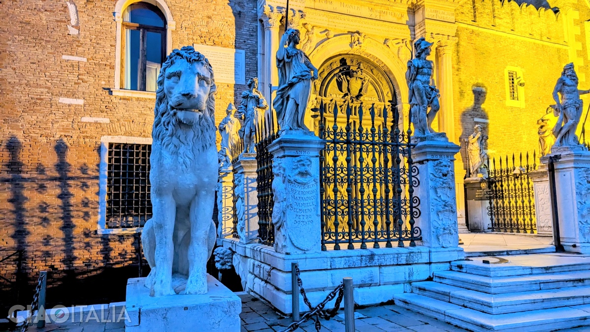 Leul din Pireu străjuiește poarta Arsenalului din Veneția