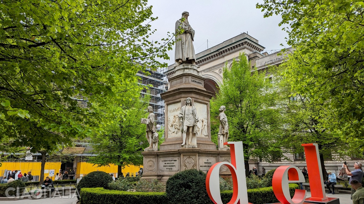 Statuia lui Leonardo da Vinci din Piazza della Scala