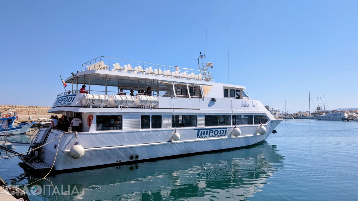 Mai multe nave pleacă din portul din Tropea către insule.