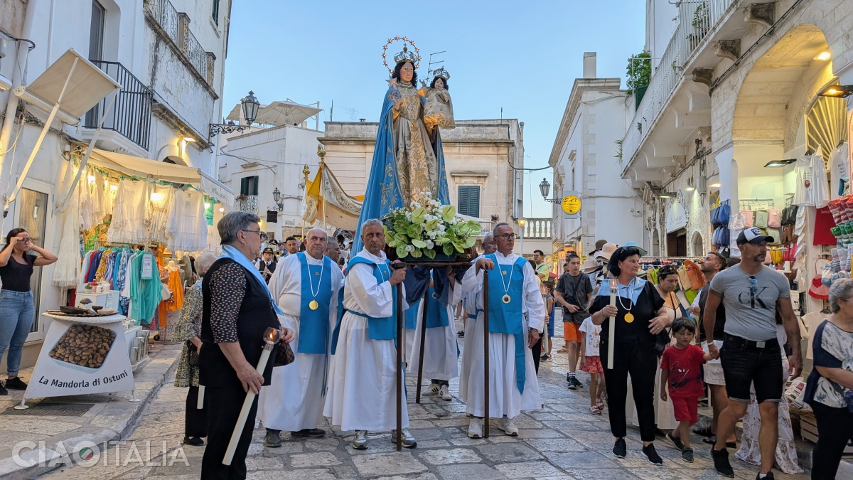 În fiecare an, în prima duminică din luna iulie, are loc în Ostuni procesiunea Santa Maria della Stella.