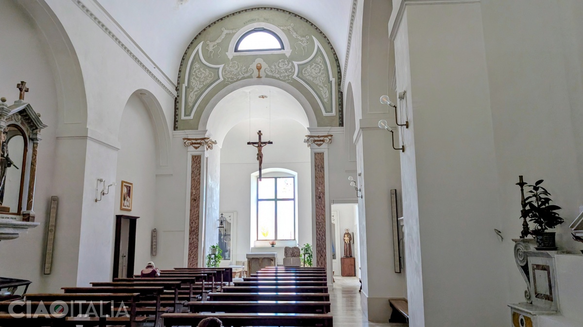 Interiorul Bisericii Santa Lucia este foarte simplu.