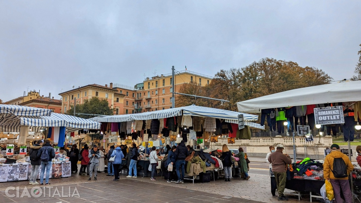 La Piazzola are loc în fiecare vineri și sâmbătă.