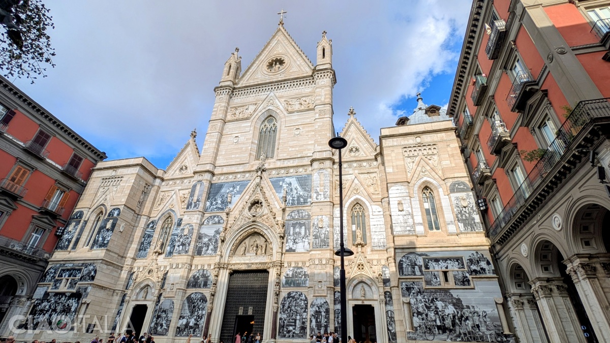 Domul din Napoli, acoperit cu un colaj fotografic