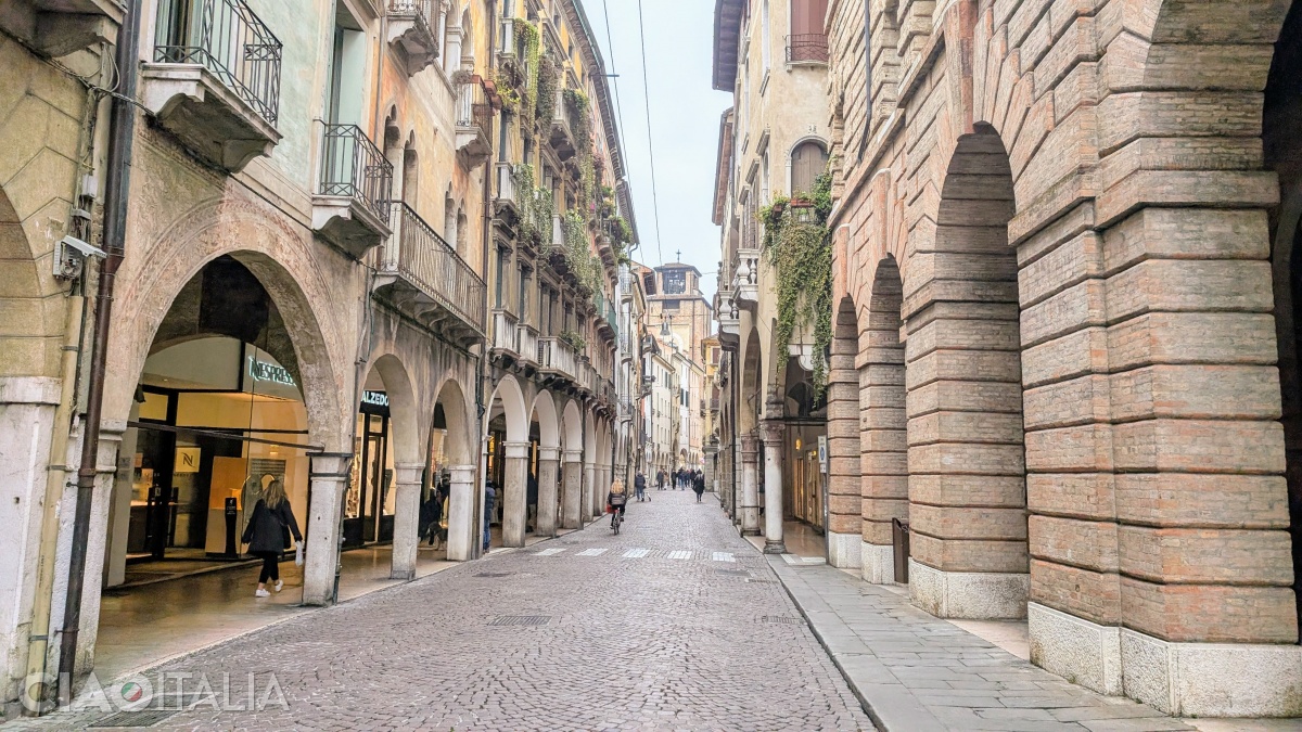 Via Calmaggiore este principala stradă comercială din Treviso.