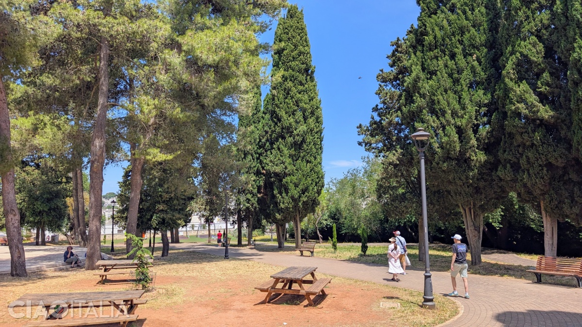 Vizavi de Biserica Sant'Antonio da Padova se găsește un parc.
