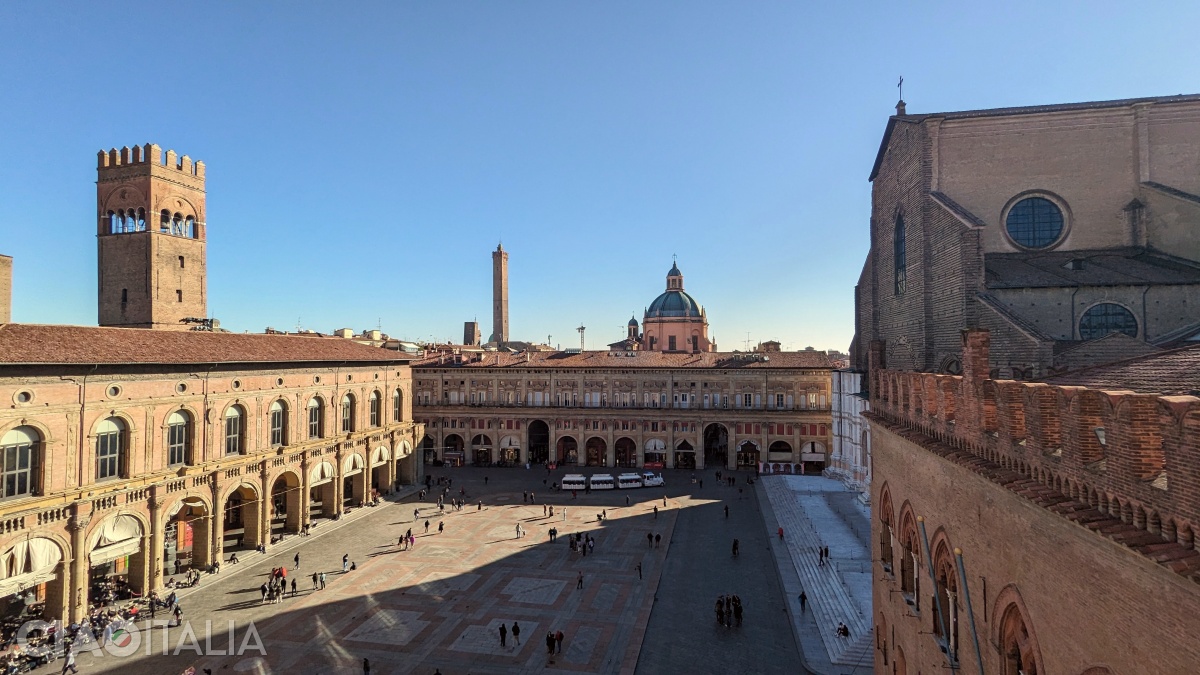 Piazza Maggiore văzută din Turnul cu ceas al Primăriei