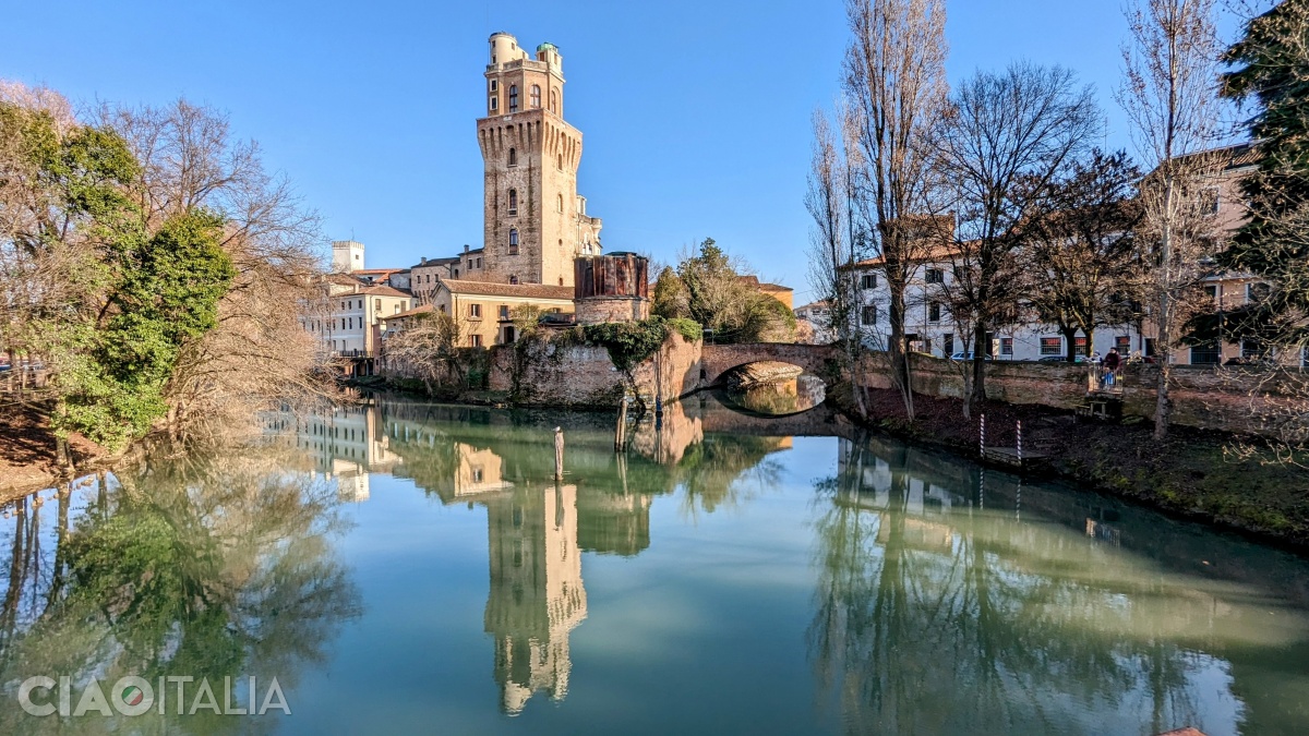 Turnul Specola, oglindindu-se în apele râului Bacchiglione.