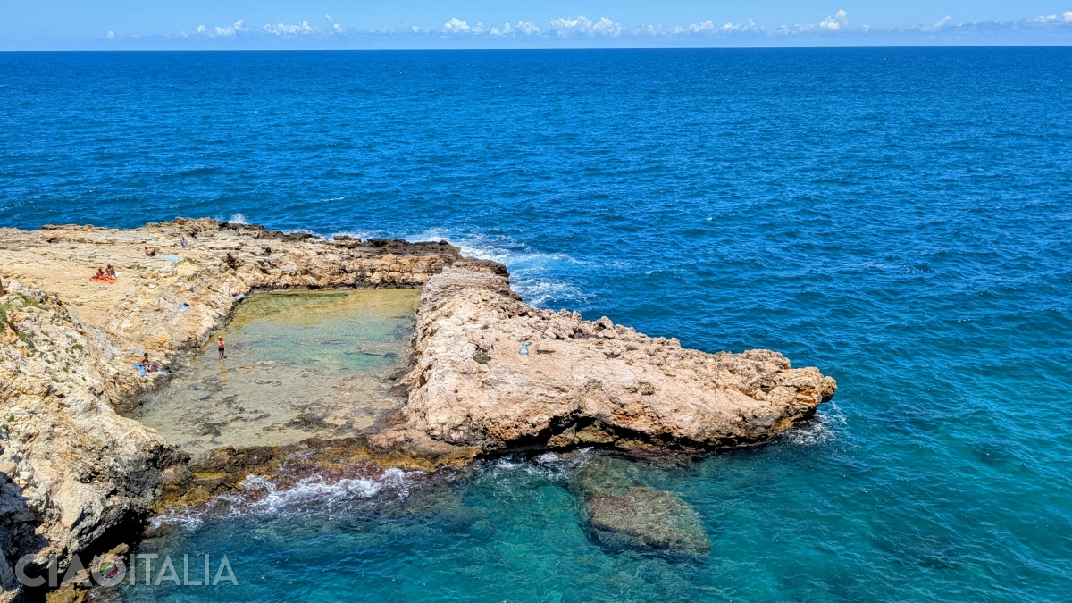Piscina naturală se află pe plaja stâncoasă Grottone.