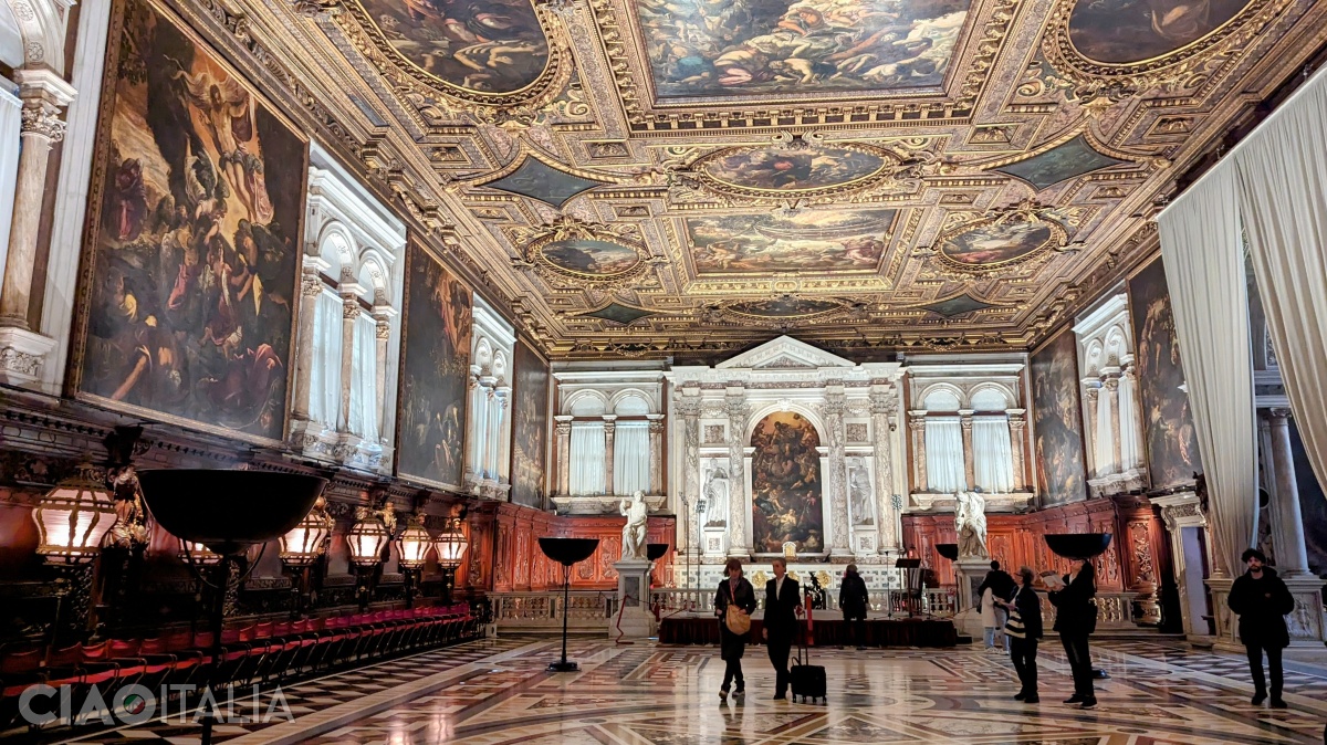 În Sala Capitolare se găsesc unele dintre cele mai frumoase pânze ale lui Tintoretto.