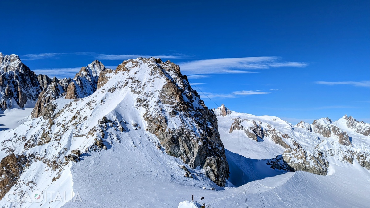 În plan îndepărtat, vârful Aiguille du Midi (3842m).
