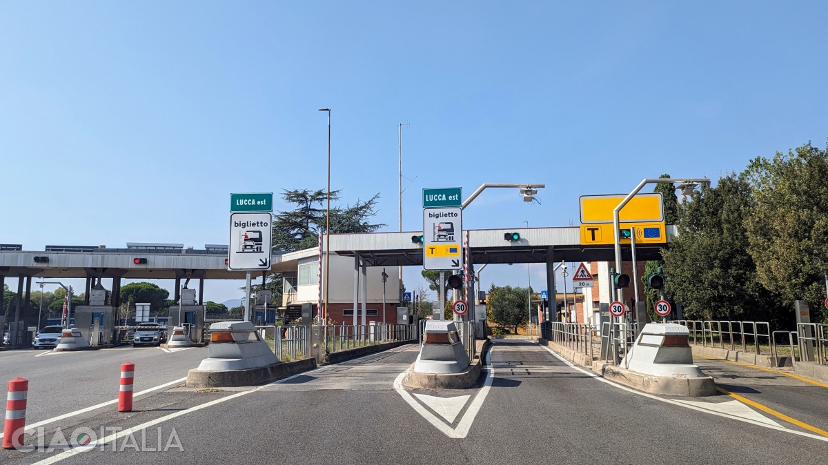 Stație de intrare pe autostradă în zona Lucca