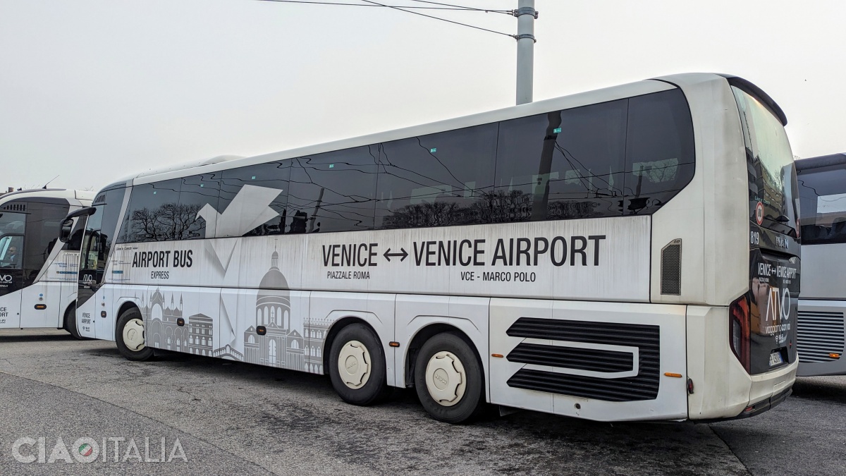 Venice Airport Bus Express asigură legătura între Aeroportul Marco Polo și Veneția (Piazzale Roma).